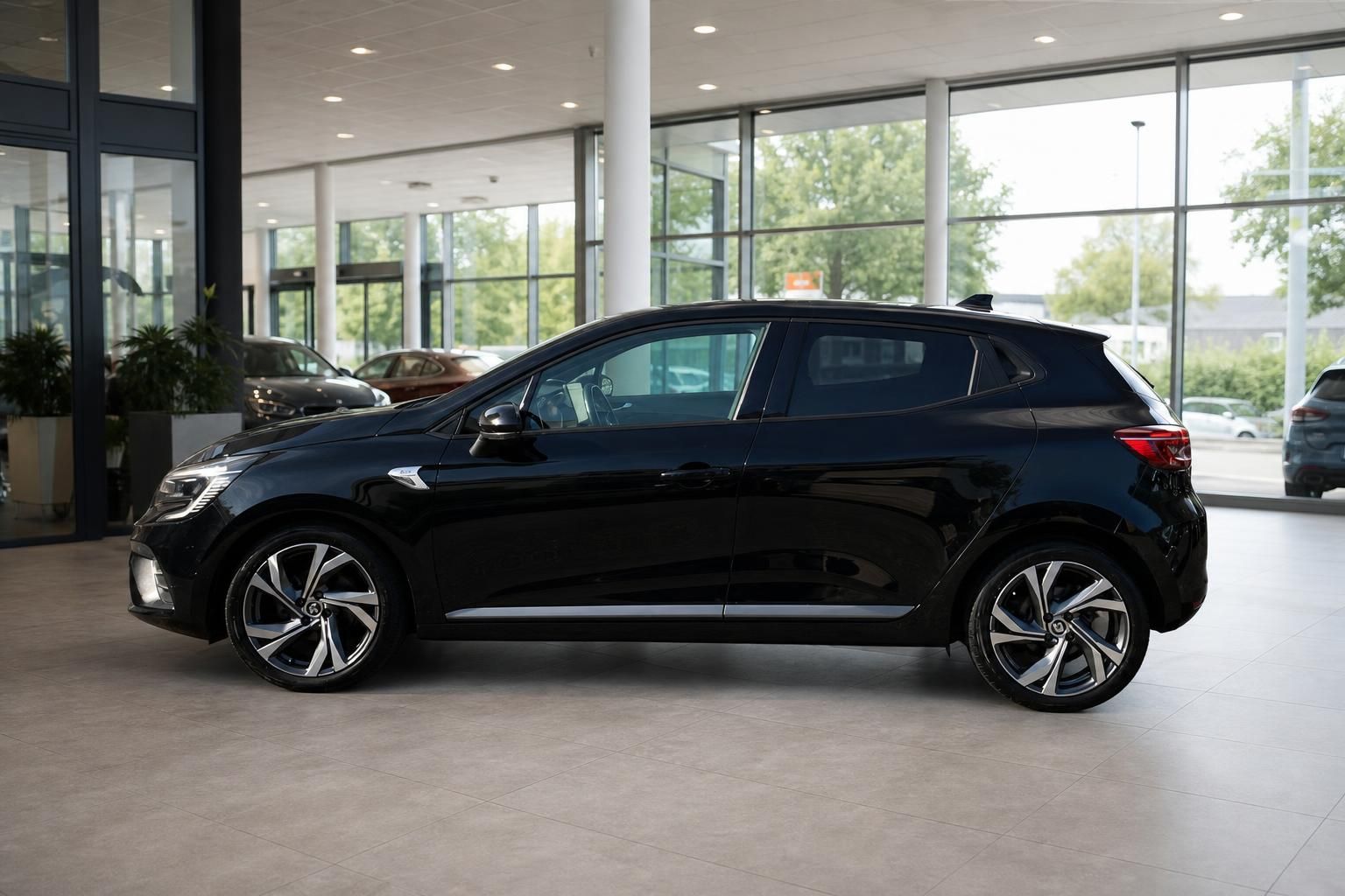 Renault Clio schwarz Seitenansicht links im Autohaus – Kleinwagen mit Leichtmetallfelgen