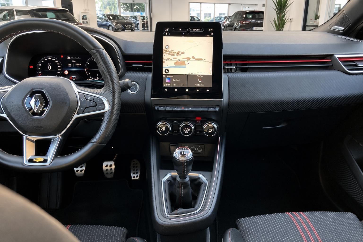 Renault Clio Cockpit mit Lenkrad, digitalem Tacho, Infotainment und Schaltgetriebe