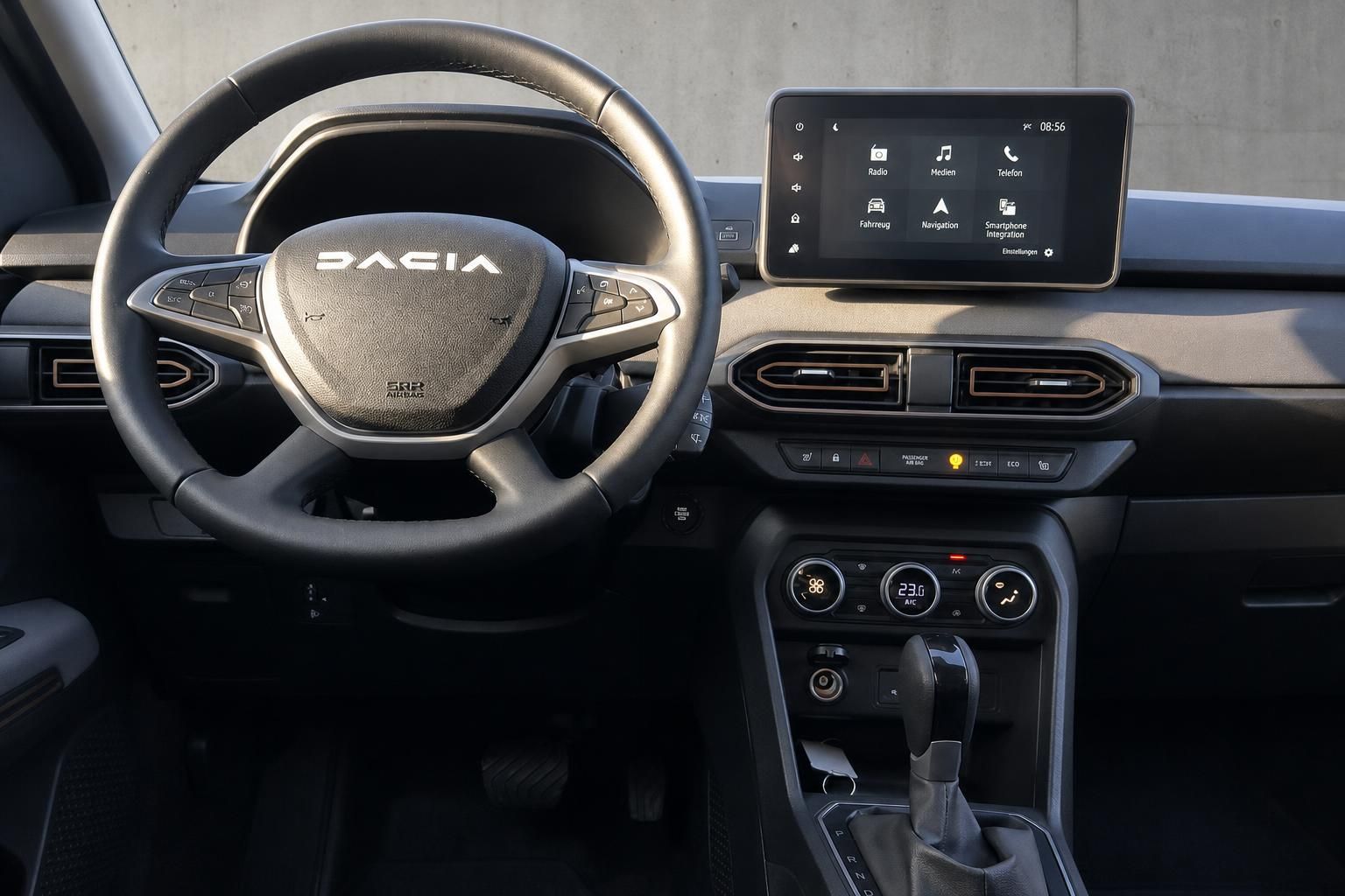 Dacia Innenraum Cockpit mit Lenkrad und Touchscreen Display