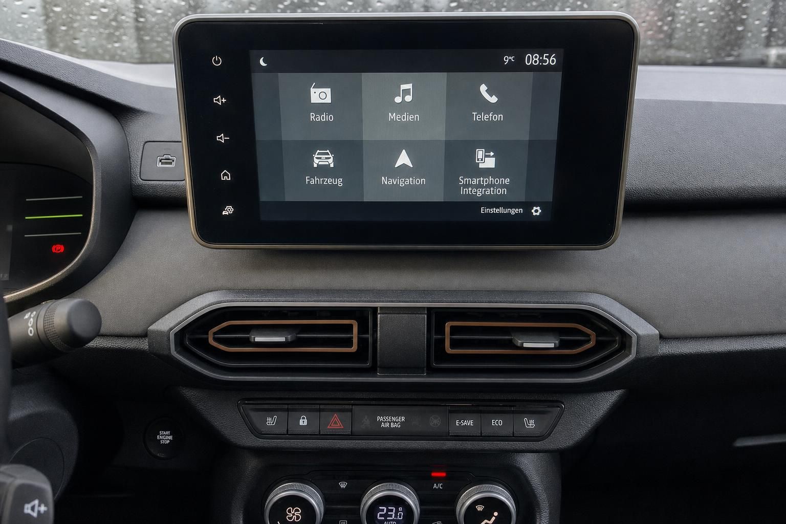 Auto Infotainment Display mit Touchscreen und Navigationssystem - digitales Cockpit