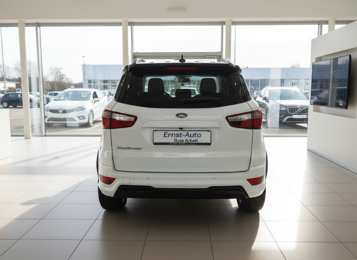 Ford EcoSport Weiss Heckansicht im Autohaus Ernst-Auto Showroom