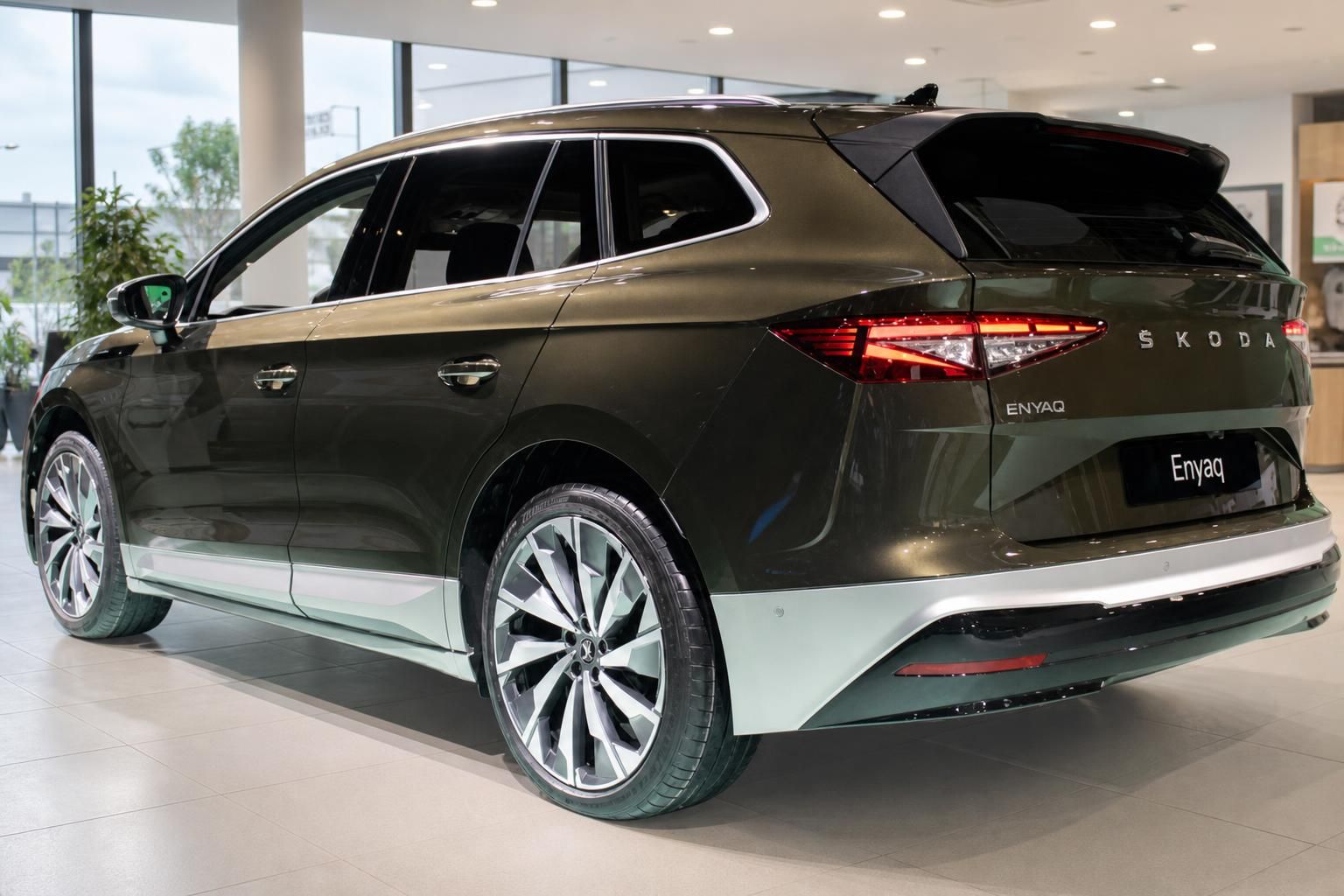 Škoda Enyaq in Grün-Metallic, Heckansicht im Autohaus
