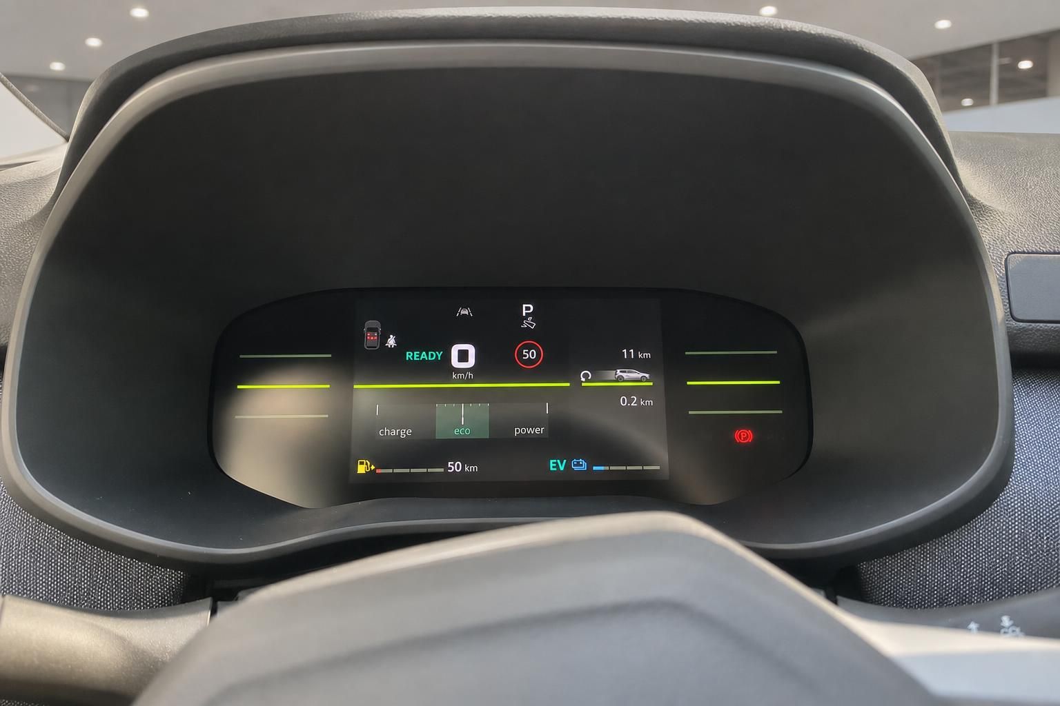 Digitales Kombiinstrument eines Hybridfahrzeugs mit Ladeanzeige und Tempolimit