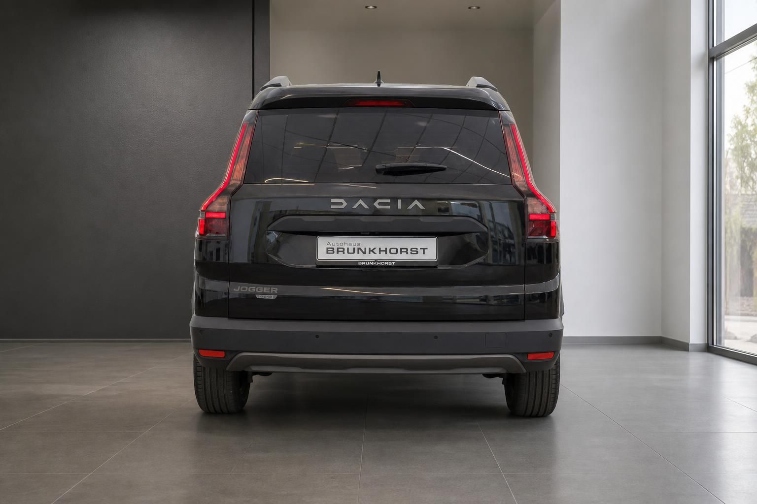 Dacia Jogger schwarz Heckansicht mit Ruecklichtern im Autohaus