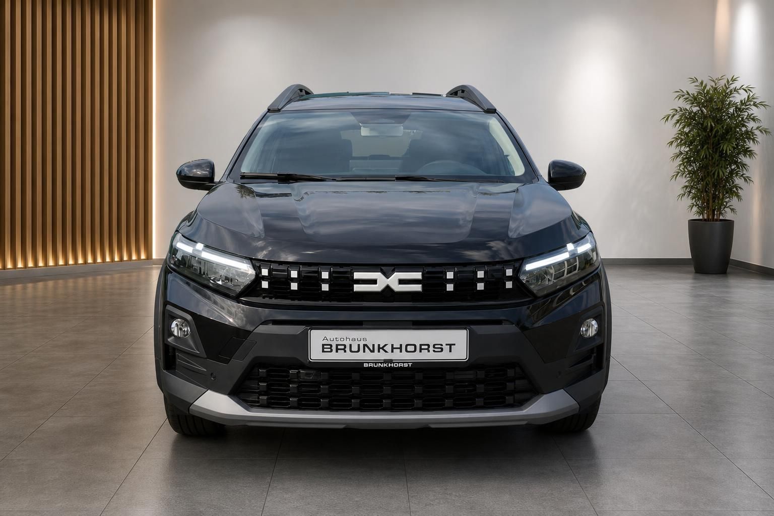 Dacia Jogger schwarz Frontansicht mit LED-Scheinwerfern im Showroom