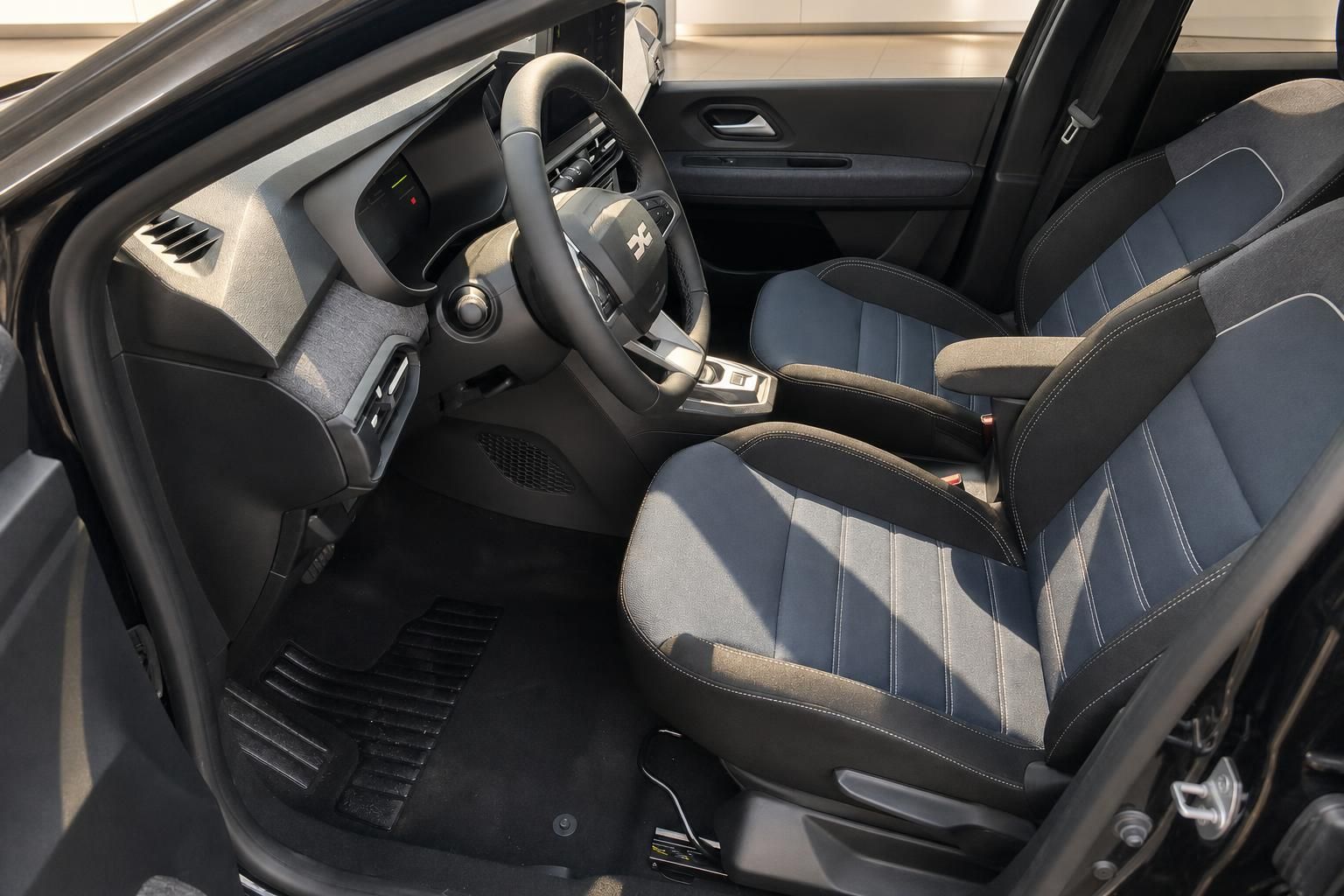 Dacia Jogger Innenraum Vordersitze und Cockpit im Detail