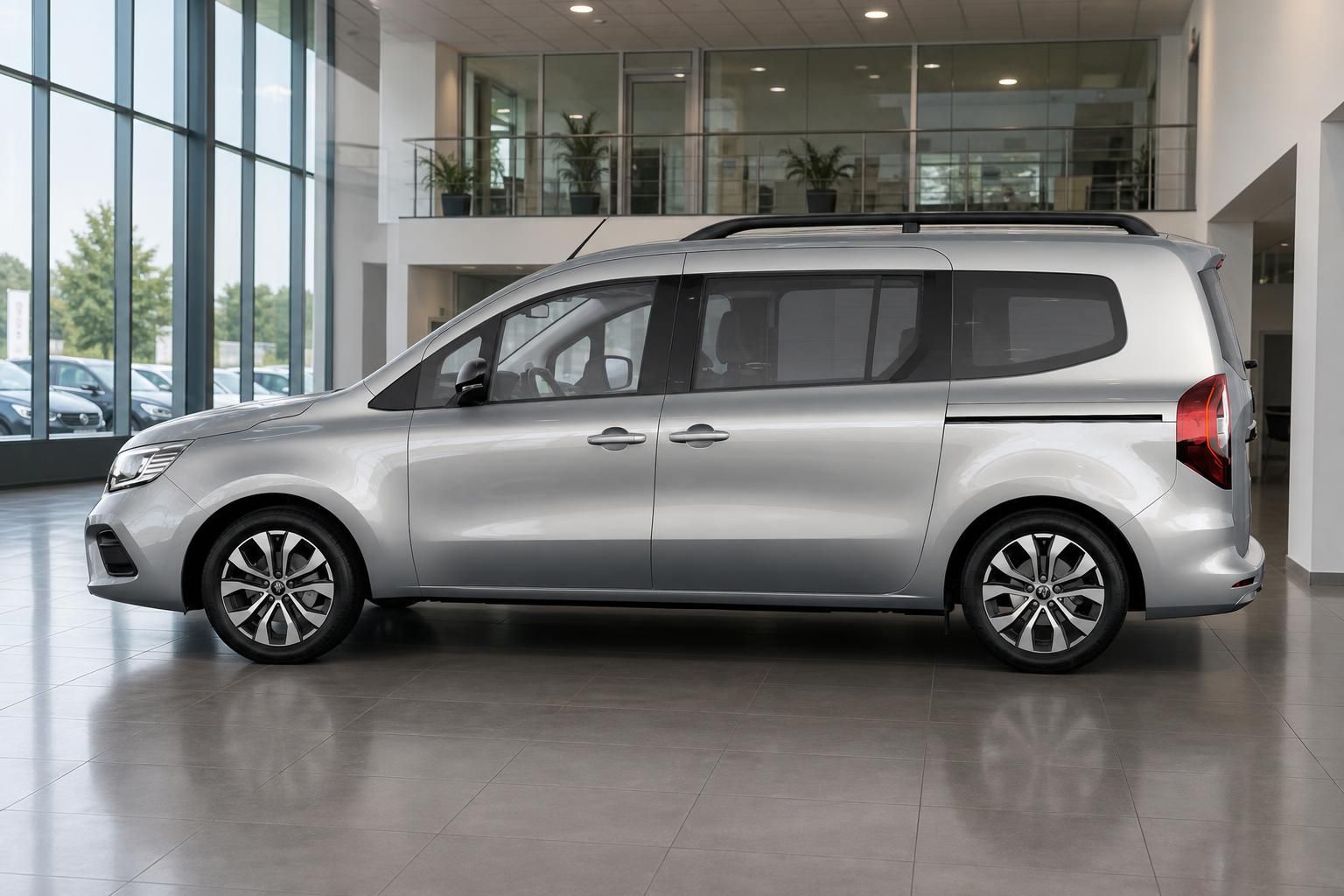 Renault Kangoo silber Seitenansicht rechts im Autohaus Showroom