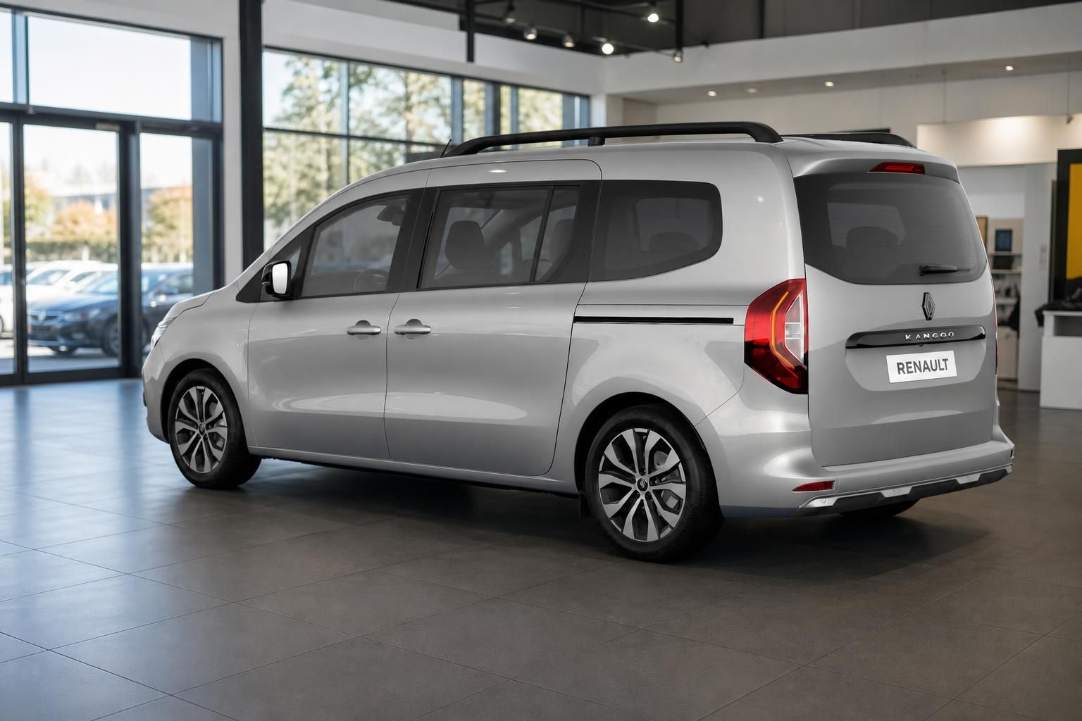 Renault Kangoo silber Heckansicht schräg links im Autohaus Showroom