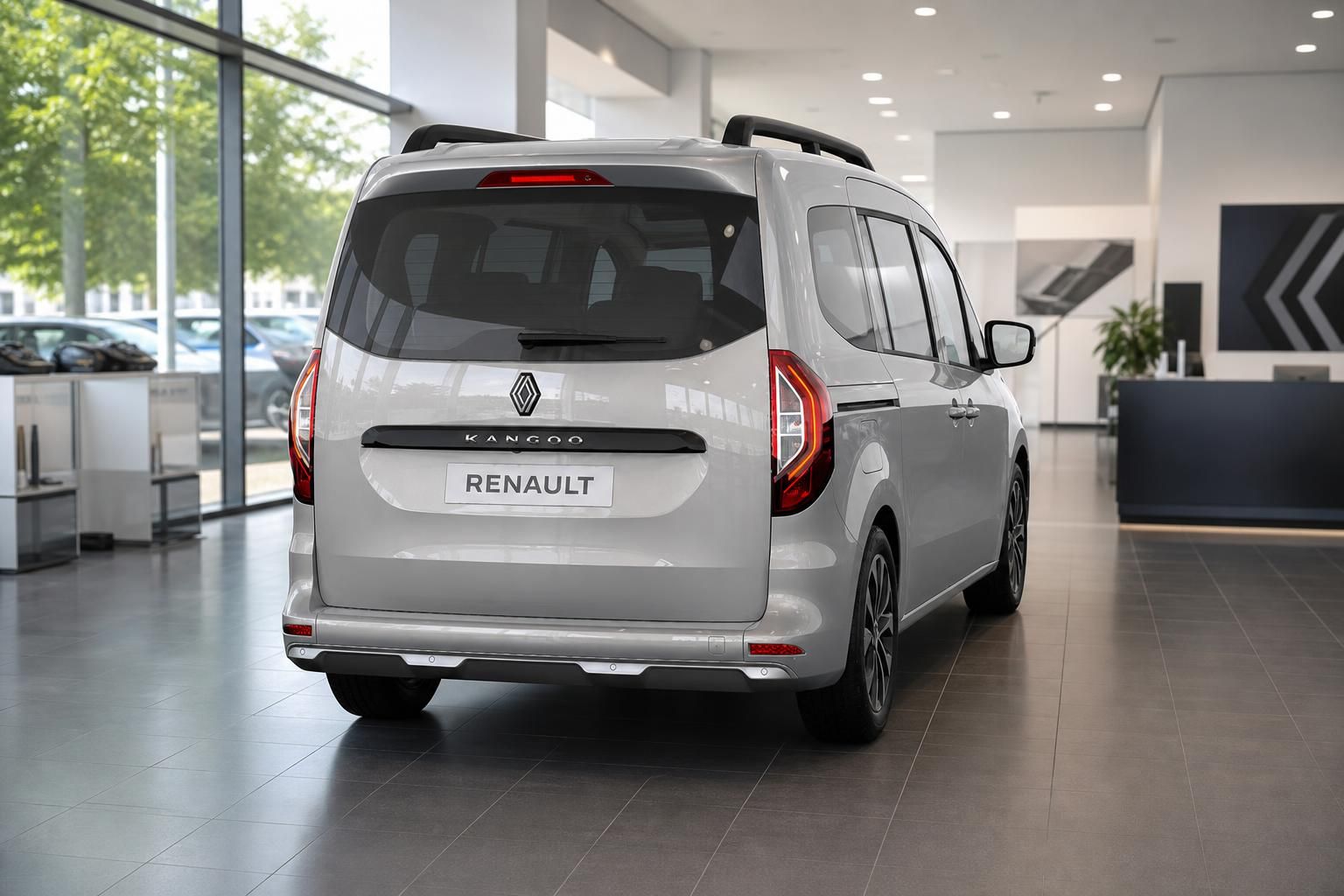 Renault Kangoo silber Heckansicht im Showroom – Van mit Dachreling und LED-Rückleuchten