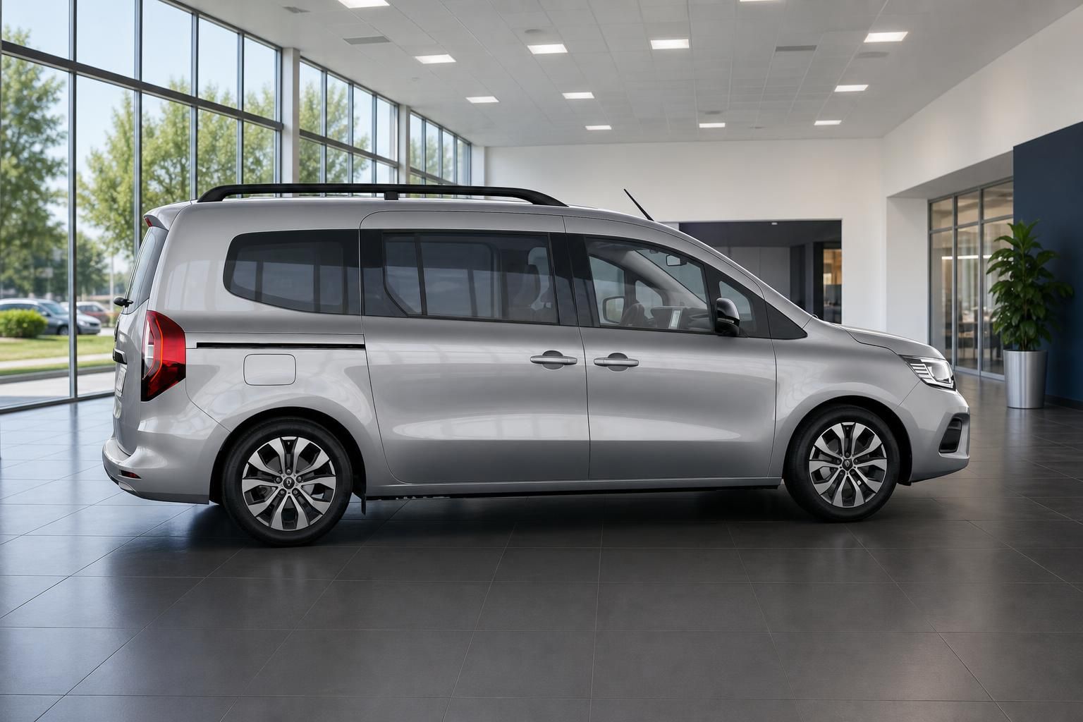 Renault Kangoo silber Seitenansicht im Autohaus – geräumiger Familienvan mit Dachreling
