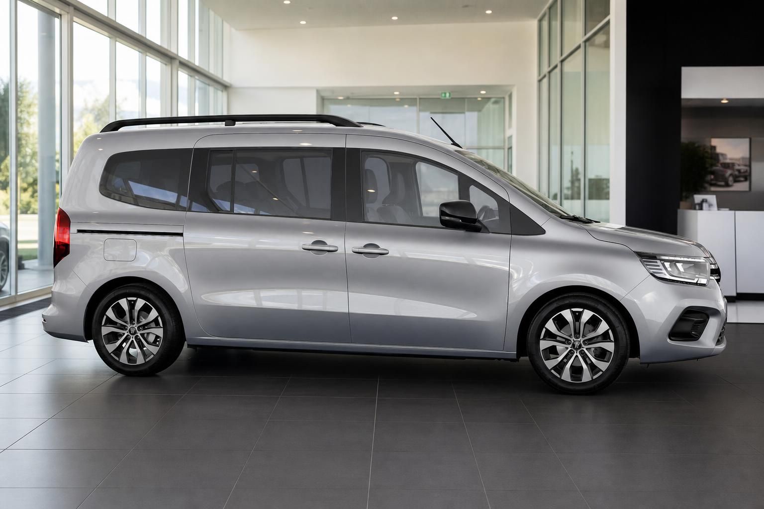 Renault Kangoo silber Seitenansicht links im Autohaus Showroom