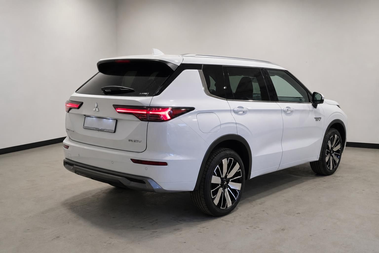Mitsubishi Outlander PHEV weiß, Heckansicht schräg im Studio