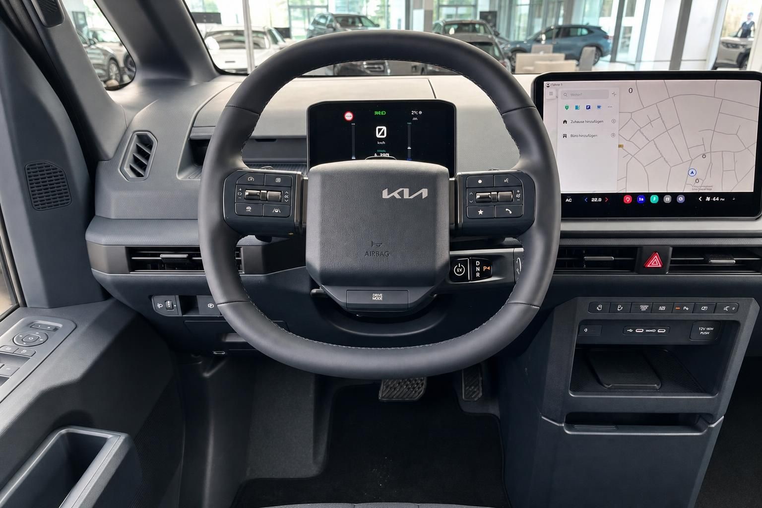 Kia Cockpit mit Lenkrad, Digitaltacho und Infotainment-Bildschirm