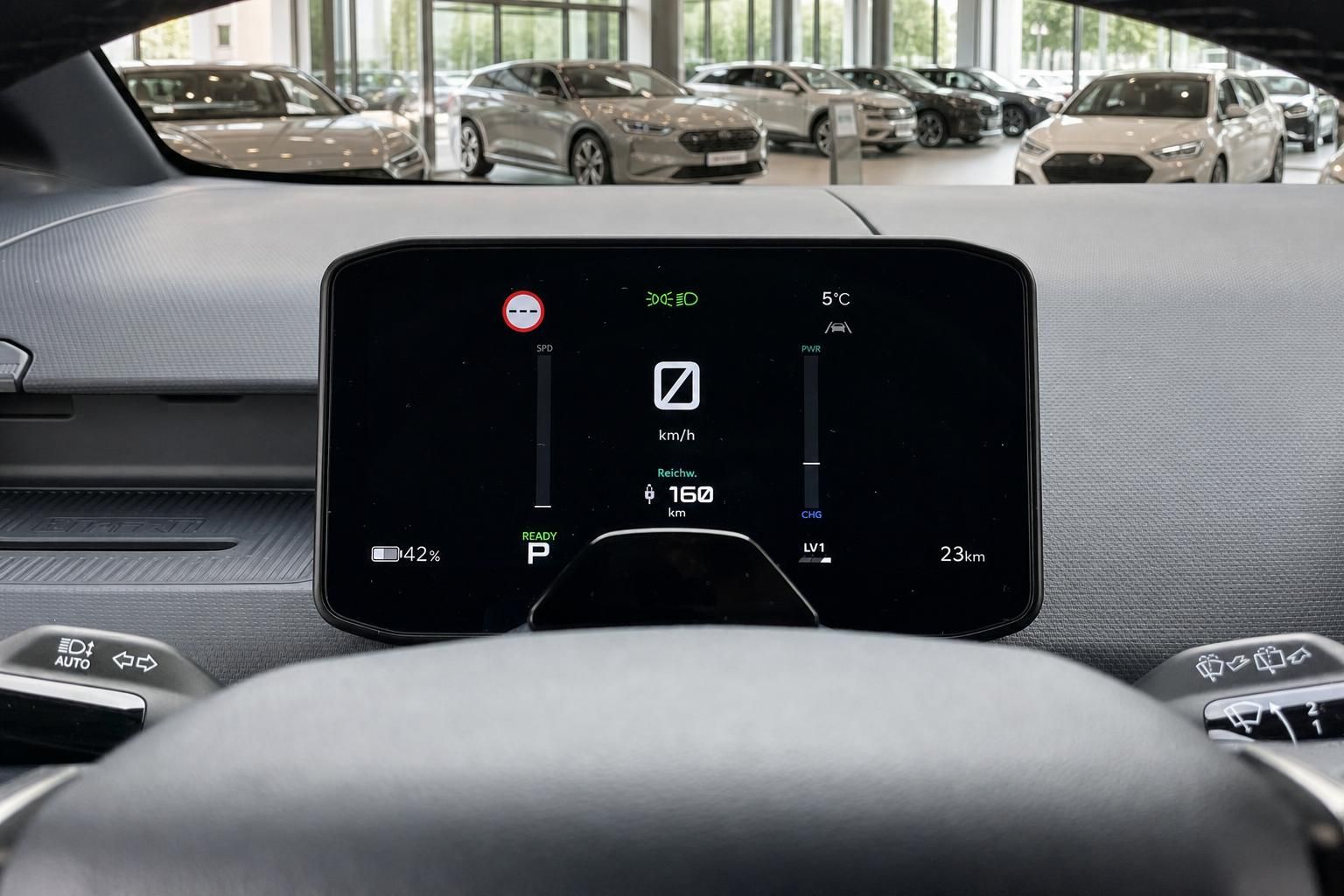 Digitales Kombiinstrument mit Reichweitenanzeige und Ladestand im Elektroauto