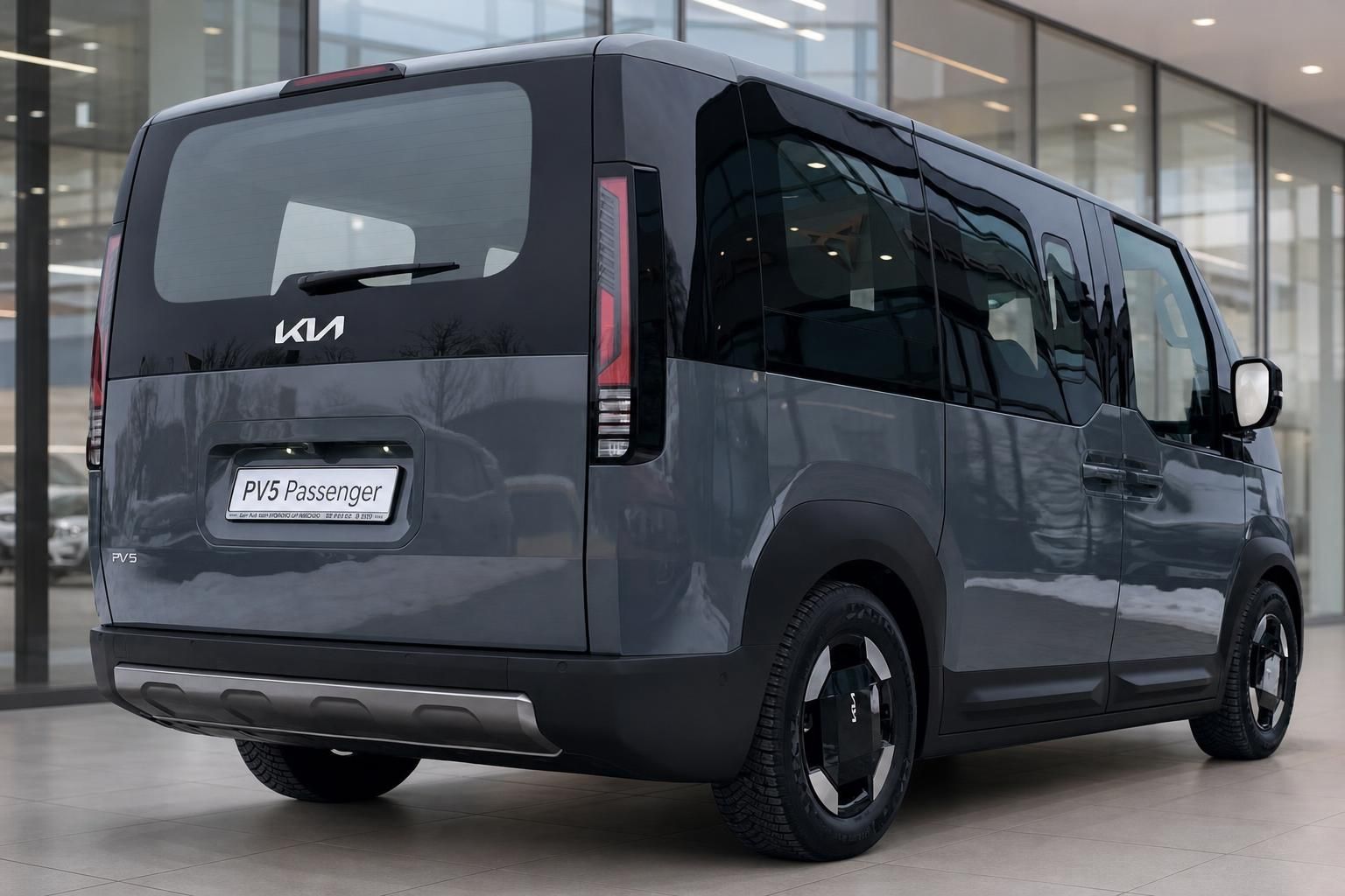 Kia PV5 Passenger Van, Heckansicht seitlich in grauer Lackierung