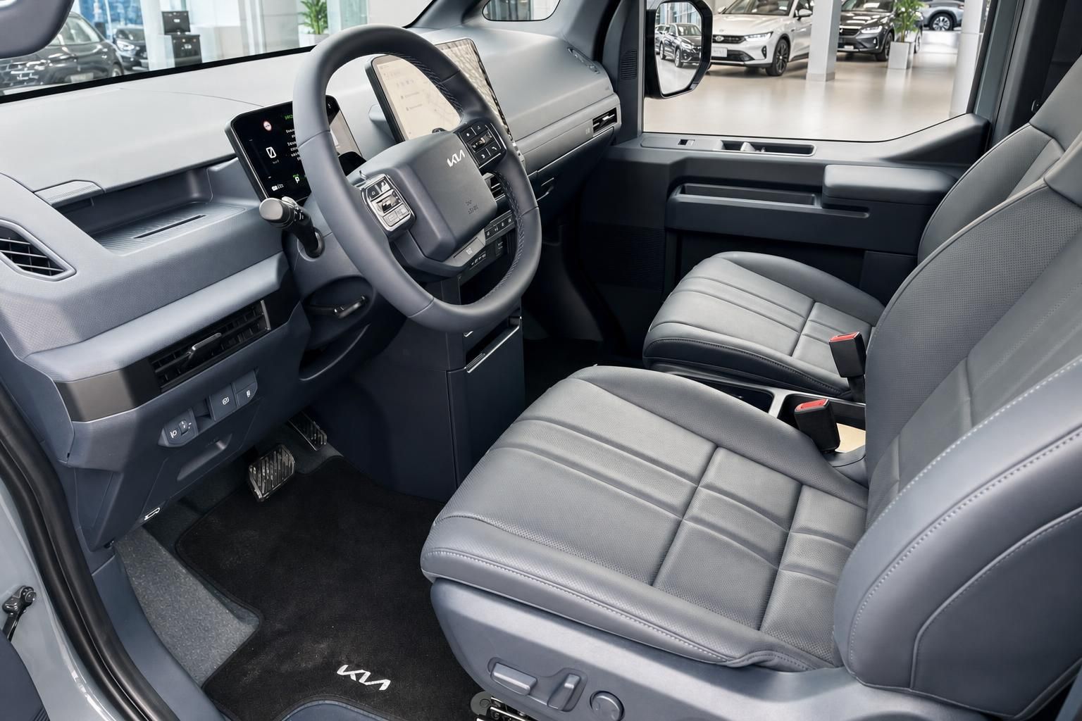 Kia Fahrersitz und Cockpit mit Lenkrad und Touchscreen im Detail