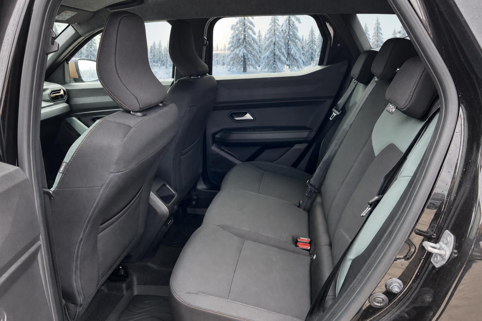Fahrzeug Innenraum Rücksitze mit grauer Polsterung und Winterlandschaft durch Fenster