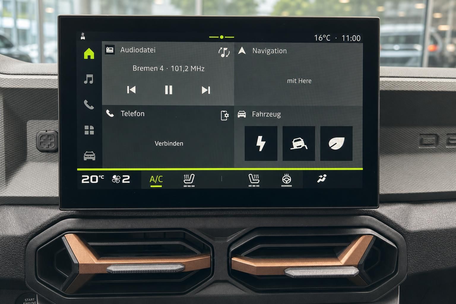Auto Infotainment Display mit Navigationssystem und Klimasteuerung im Armaturenbrett
