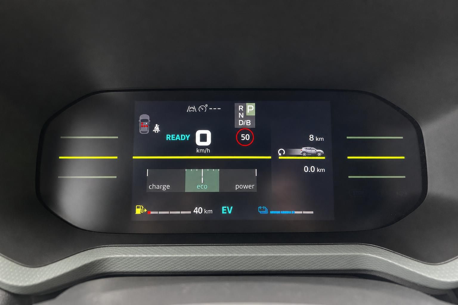 Digitales Cockpit-Display mit Elektrofahrzeug-Anzeigen und Fahrmodus-Auswahl