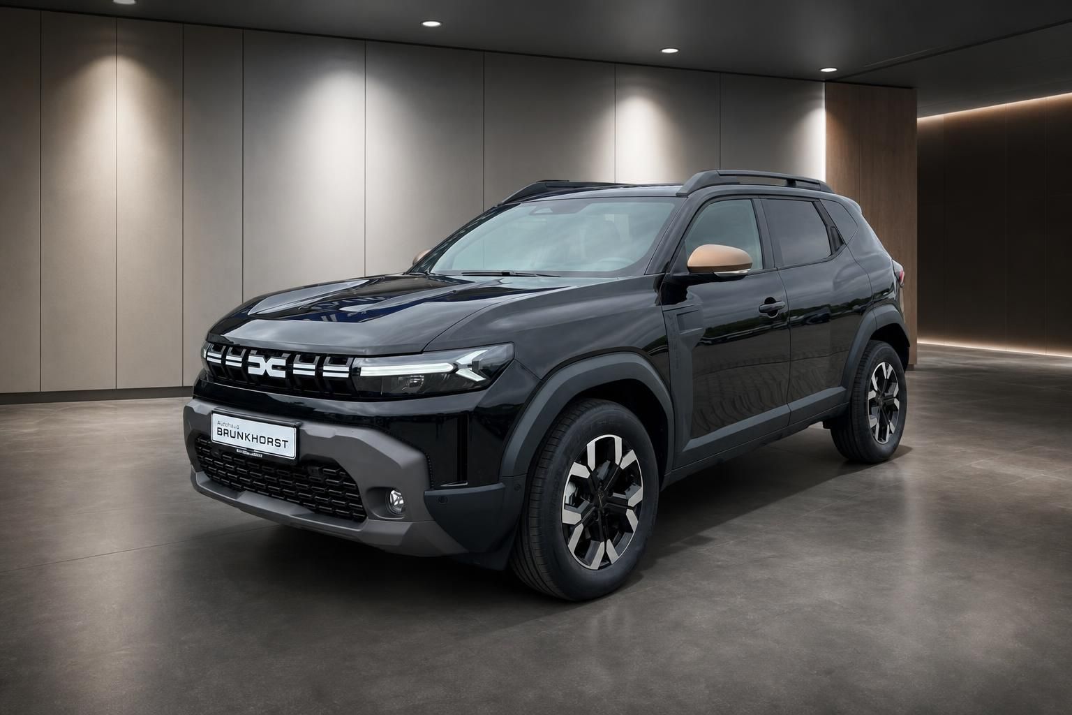 Dacia SUV dunkelgrau Frontansicht im modernen Showroom - Autohaus Brunkhorst
