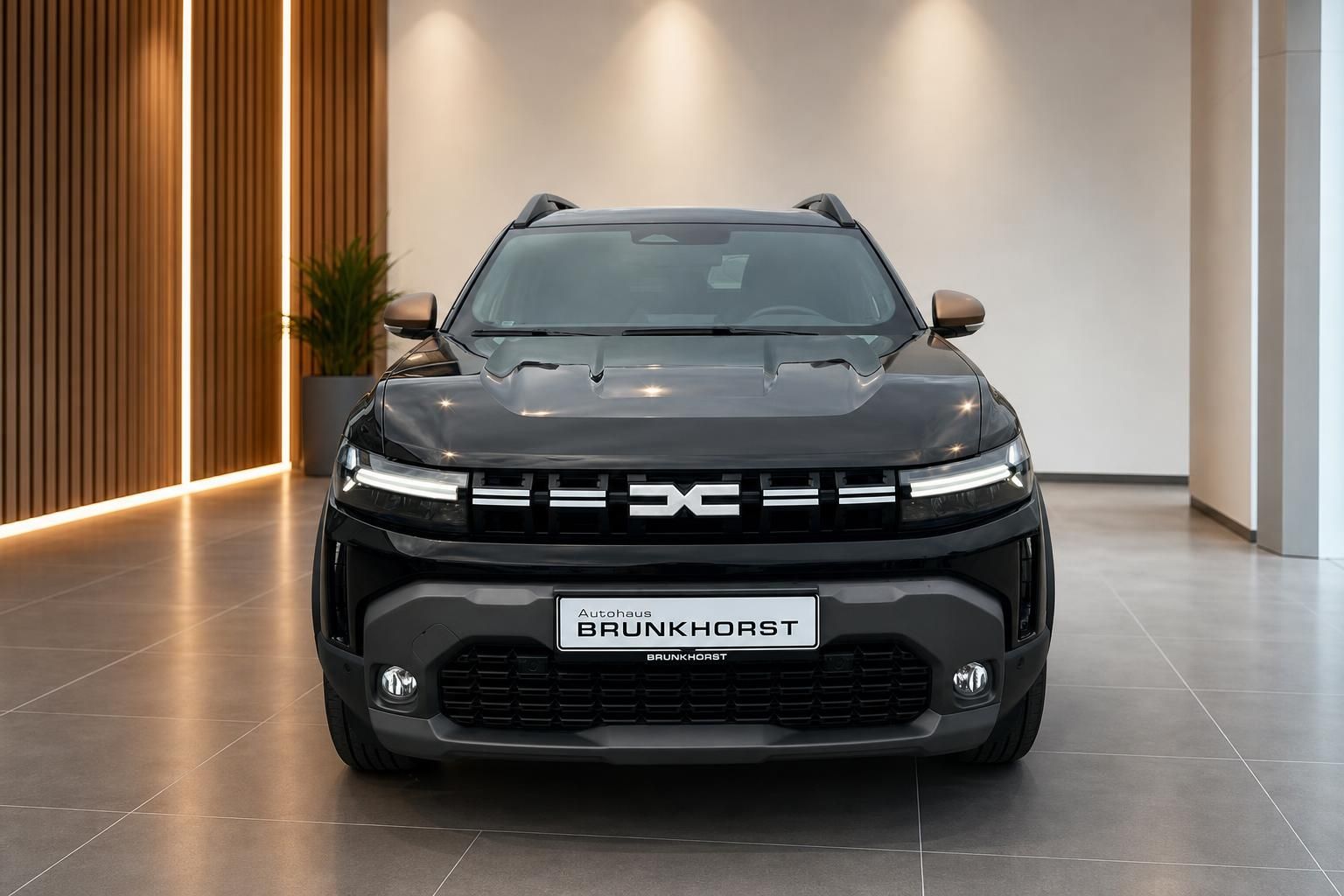 Dacia SUV schwarz Frontansicht mit LED-Scheinwerfern - Autohaus Brunkhorst