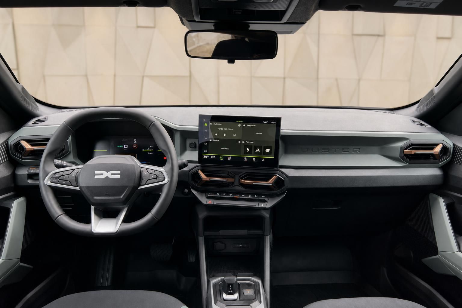 Dacia Fahrzeug Armaturenbrett mit digitalem Display und Lenkrad Innenansicht
