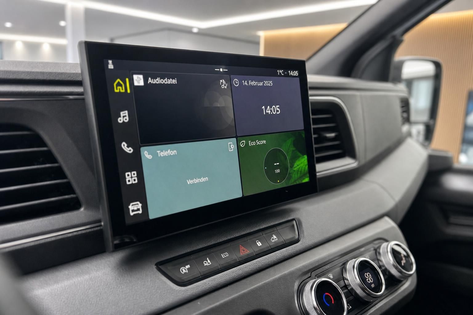 Infotainment-System mit Touchscreen - modernes Display mit Navigation und Eco Score Anzeige