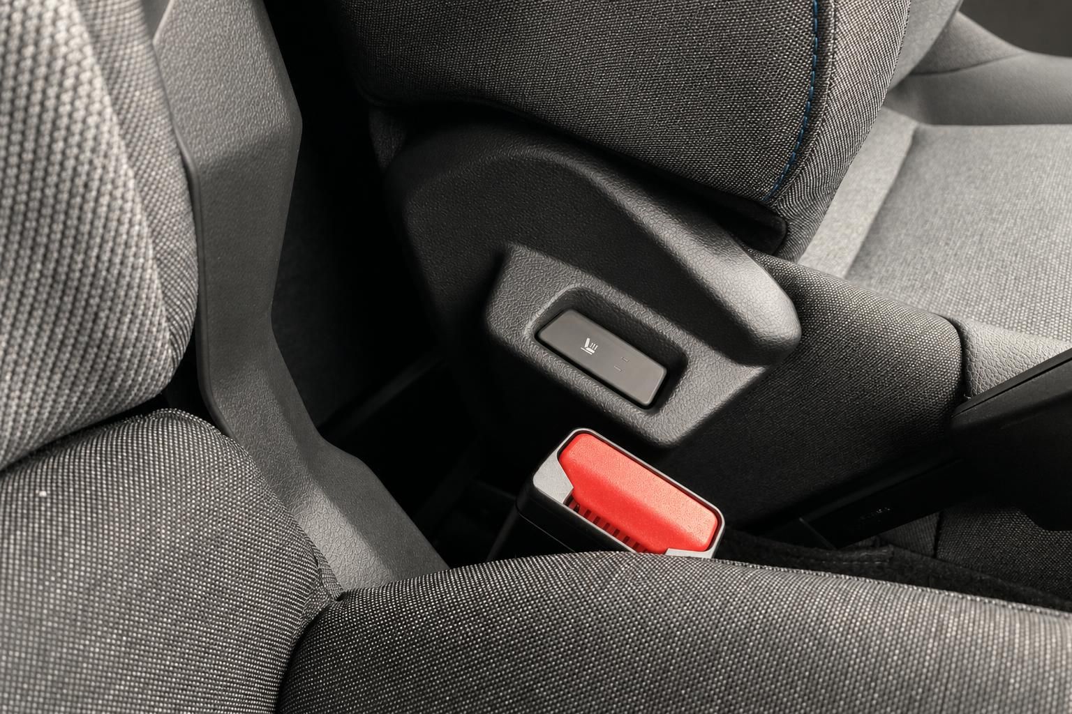 Fahrzeugsitz mit elektrischer Verstellung und Sicherheitsgurt-Details