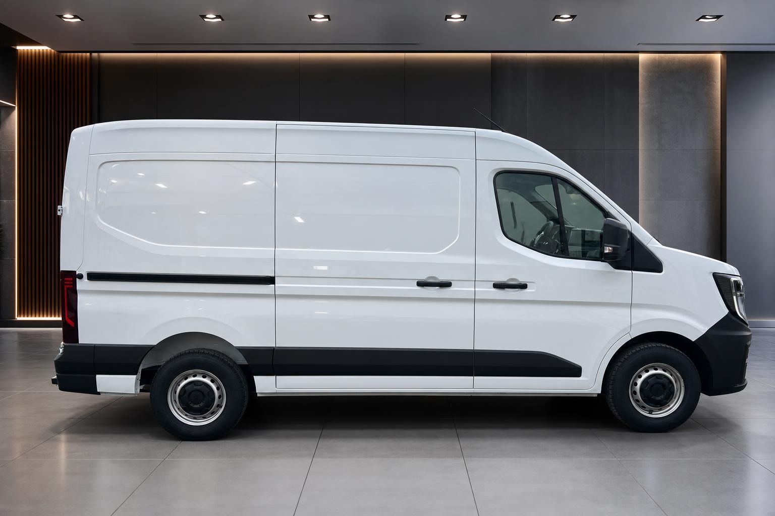 Weißer Renault Master Kastenwagen Seitenansicht in modernem Showroom