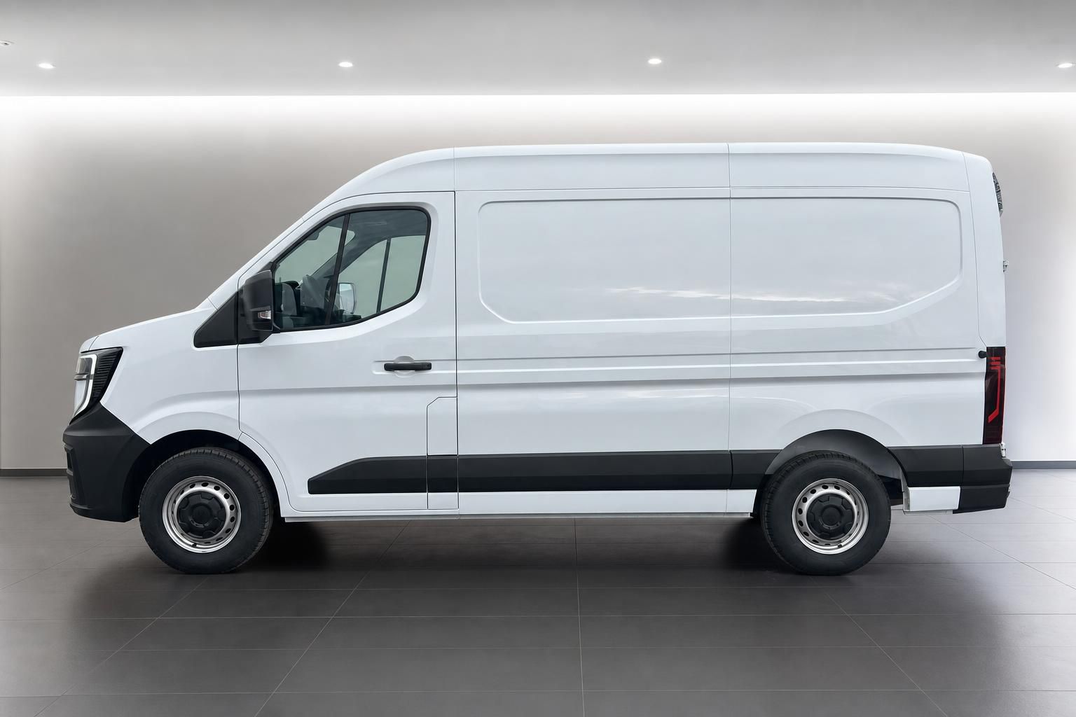 Renault Master Kastenwagen weiß - Seitenansicht mit Stahlfelgen und Kunststoffschutzleisten