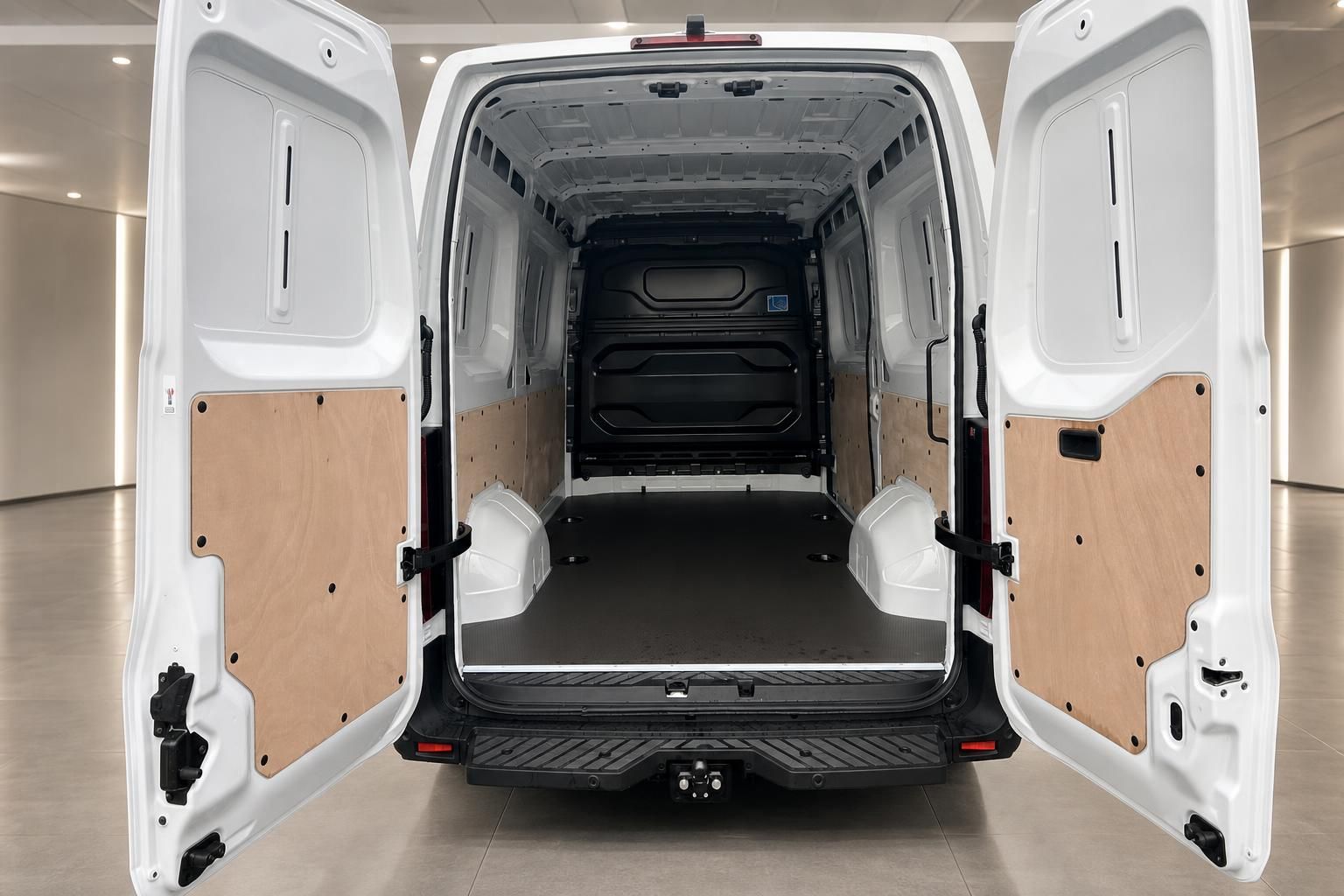 Transporter Laderaum mit geöffneten Hecktüren - geräumiger weißer Innenraum mit Holzverkleidung