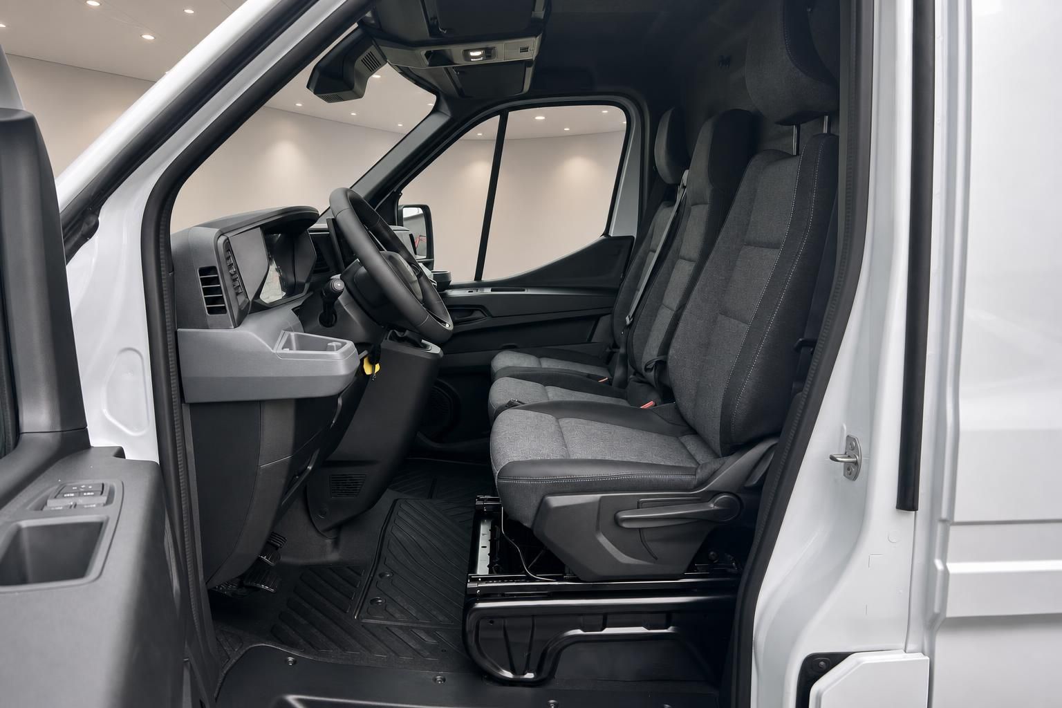 Renault Master Fahrerhaus - Innenraum mit Cockpit, Lenkrad und schwarzer Stoffausstattung