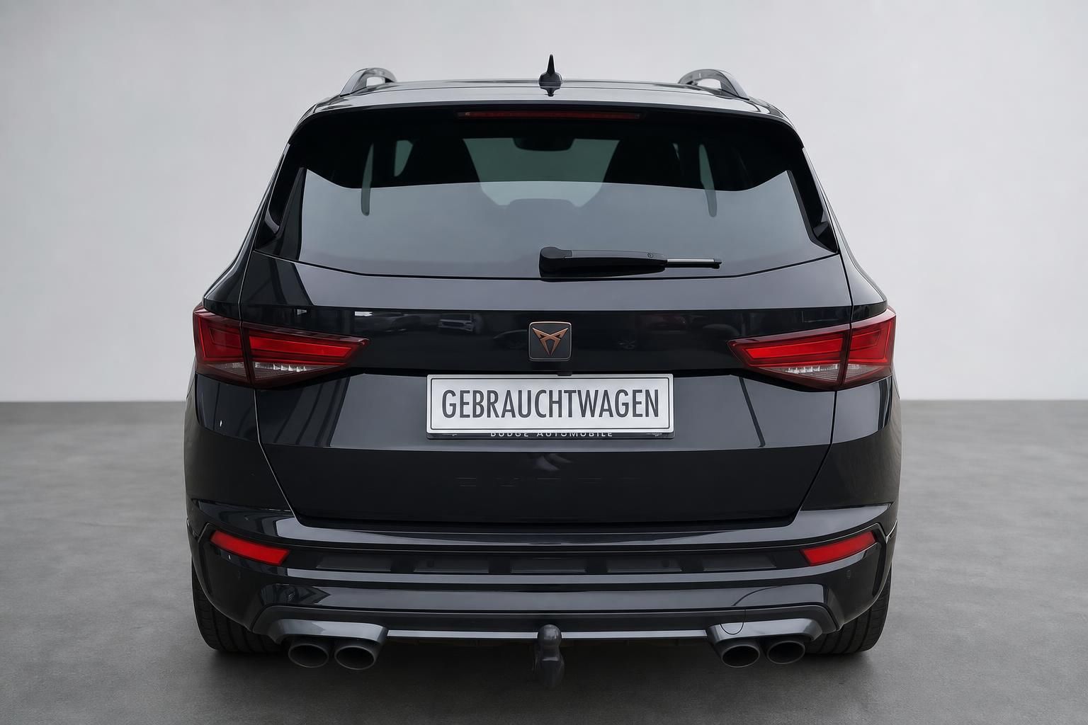 Cupra SUV schwarz, direkte Heckansicht mit Doppelauspuff