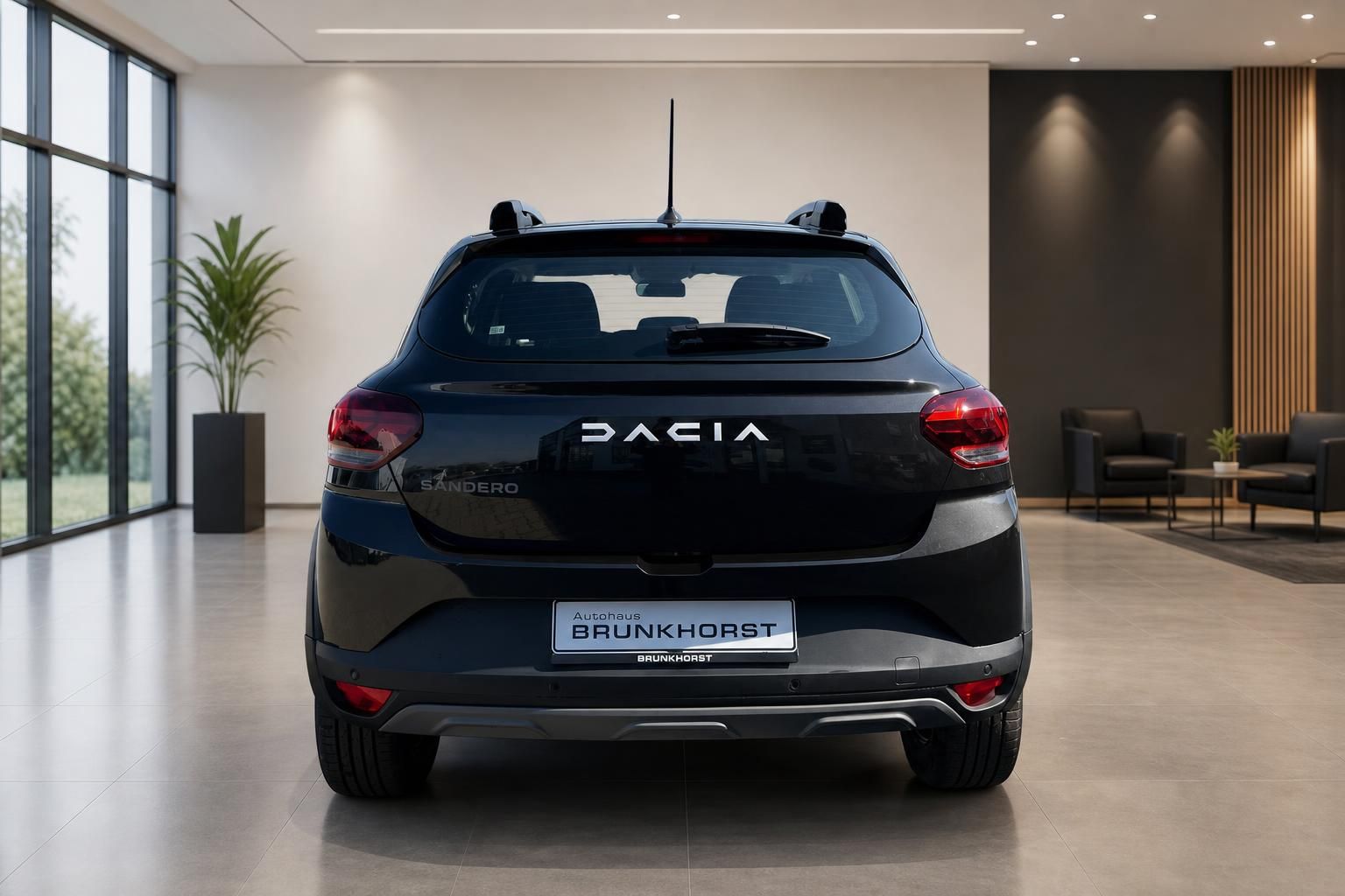 Dacia Sandero Stepway Heckansicht - schwarzes SUV mit DACIA Schriftzug im modernen Autohaus
