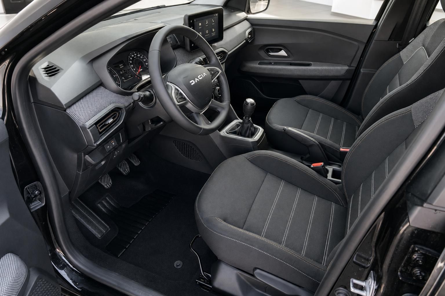 Dacia Sandero Stepway Innenraum - schwarzes Cockpit mit Multimediasystem und Schaltgetriebe