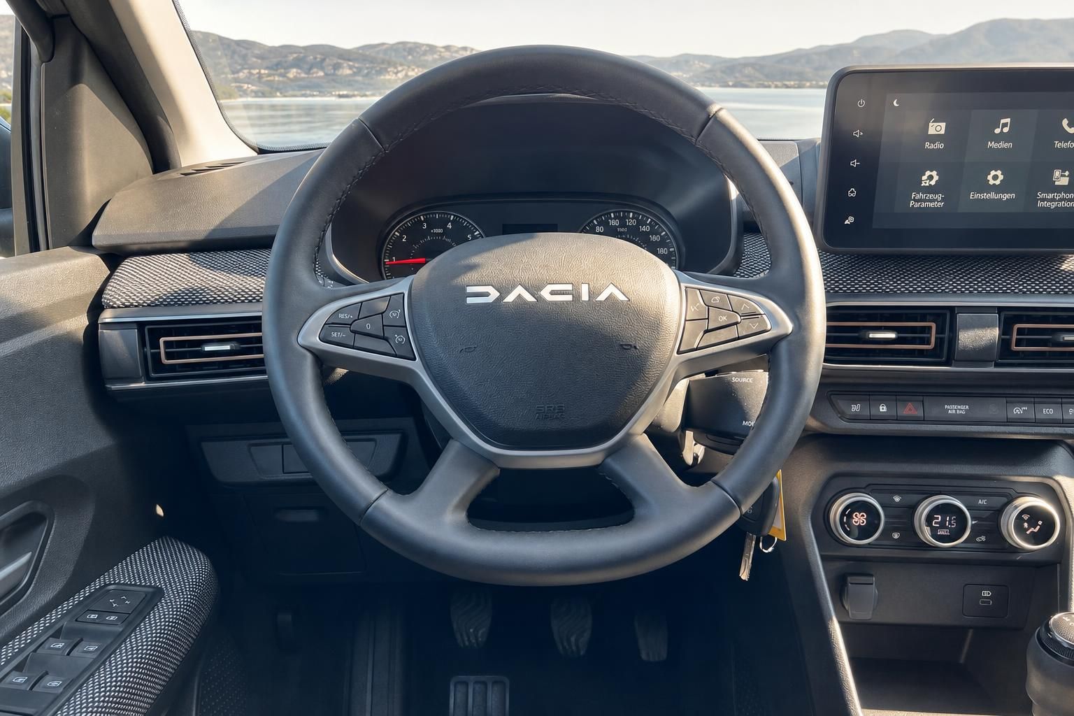 Dacia Cockpit mit Lenkrad und Touchscreen-Display im Fahrzeuginnenraum