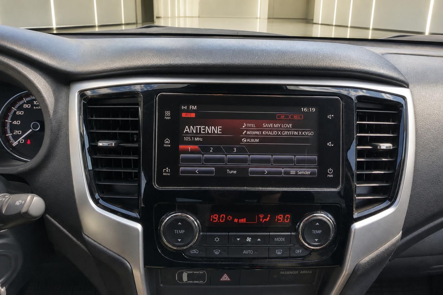 Mitsubishi Infotainment-System mit Radio-Display und Klimaanlage, Detailansicht Armaturenbrett
