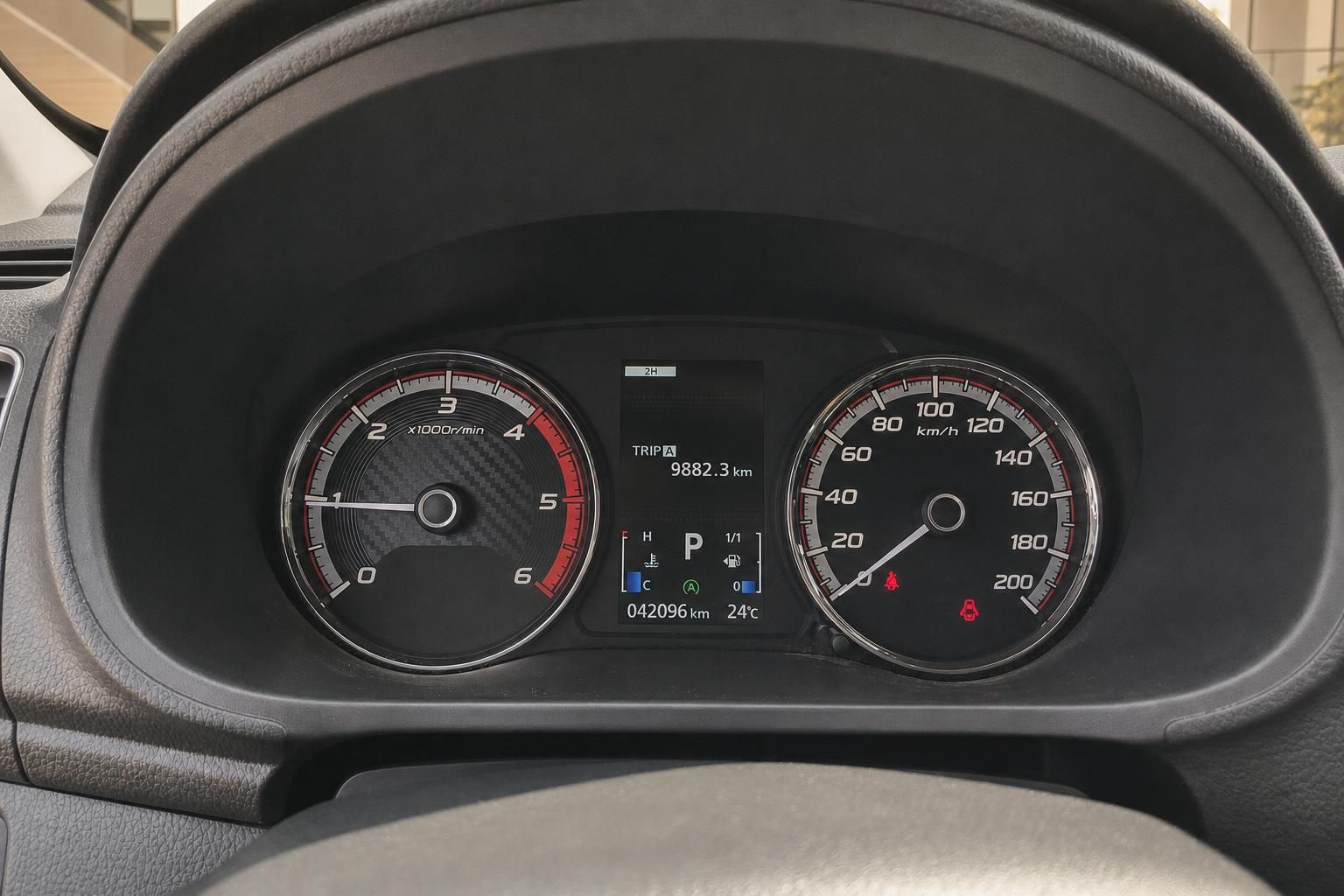 Auto Armaturenbrett mit Tacho und Drehzahlmesser, Kilometerstand 42096 km sichtbar
