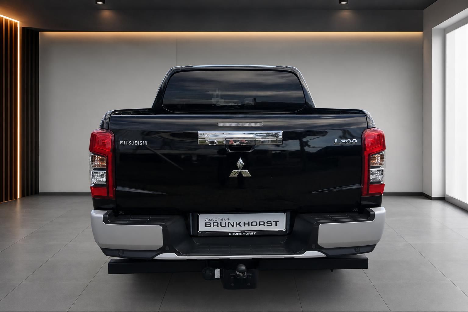 Mitsubishi L200 Pickup schwarz Heckansicht mit Heckklappe und Rücklichtern