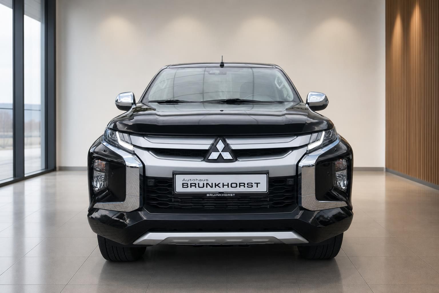 Mitsubishi L200 Pickup schwarz Frontansicht mit LED-Scheinwerfern und Kühlergrill