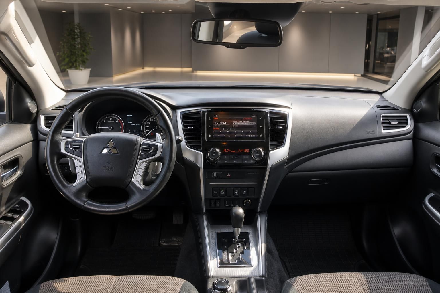 Mitsubishi Cockpit Frontalansicht mit Multimedia-Display und Automatikgetriebe, schwarze Ausstattung