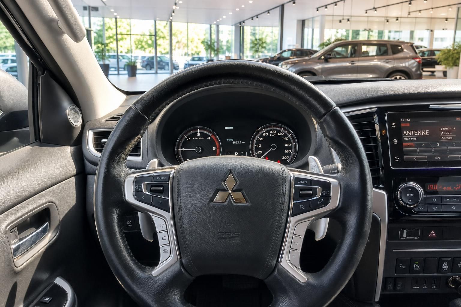 Mitsubishi Innenraum Cockpit mit Lenkrad, Armaturenbrett und Mittelkonsole