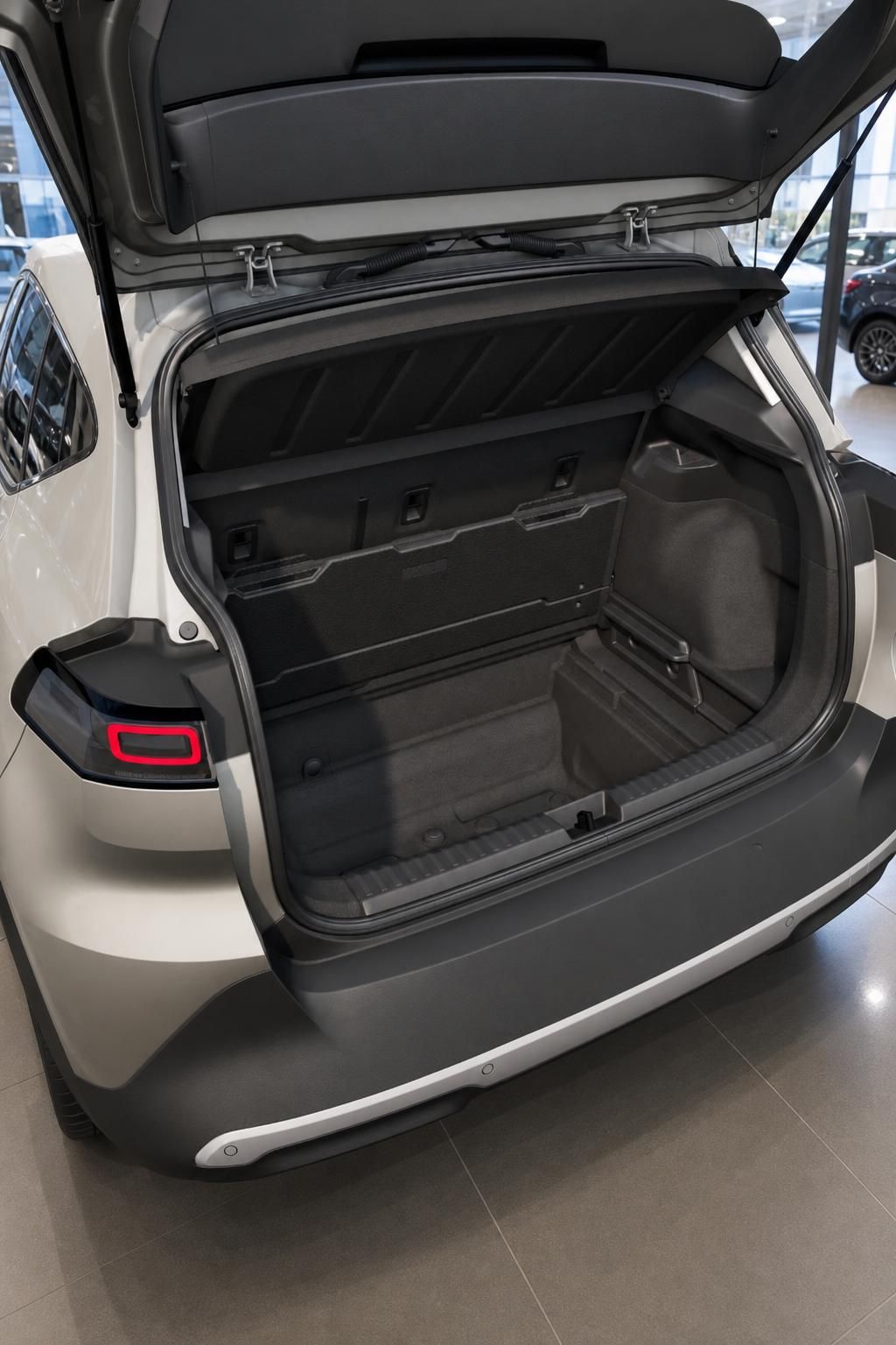 Kofferraum eines weissen VW SUV mit geoeffneter Heckklappe