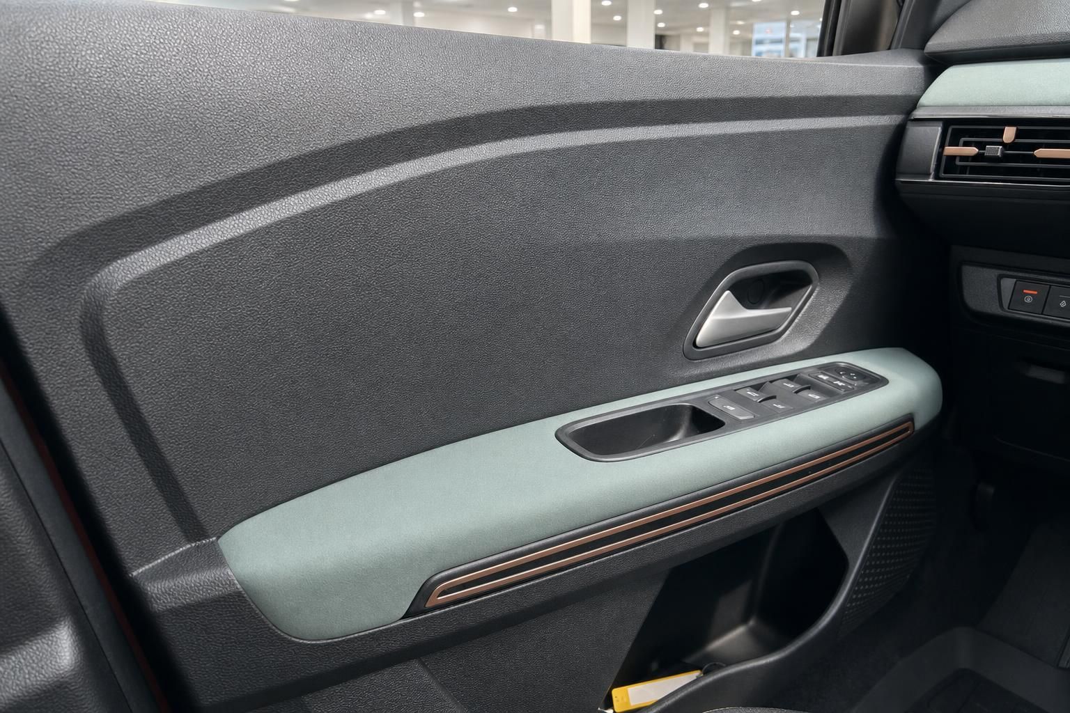 Fahrzeugtür Innenverkleidung mit Fensterheber-Bedienfeld und Türgriff Detail