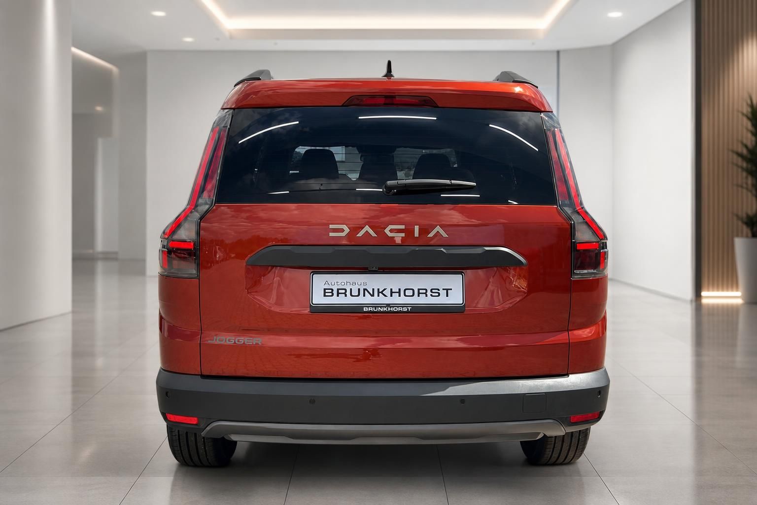 Roter Dacia SUV Heckansicht mit DACIA Schriftzug und modernem Design im Showroom