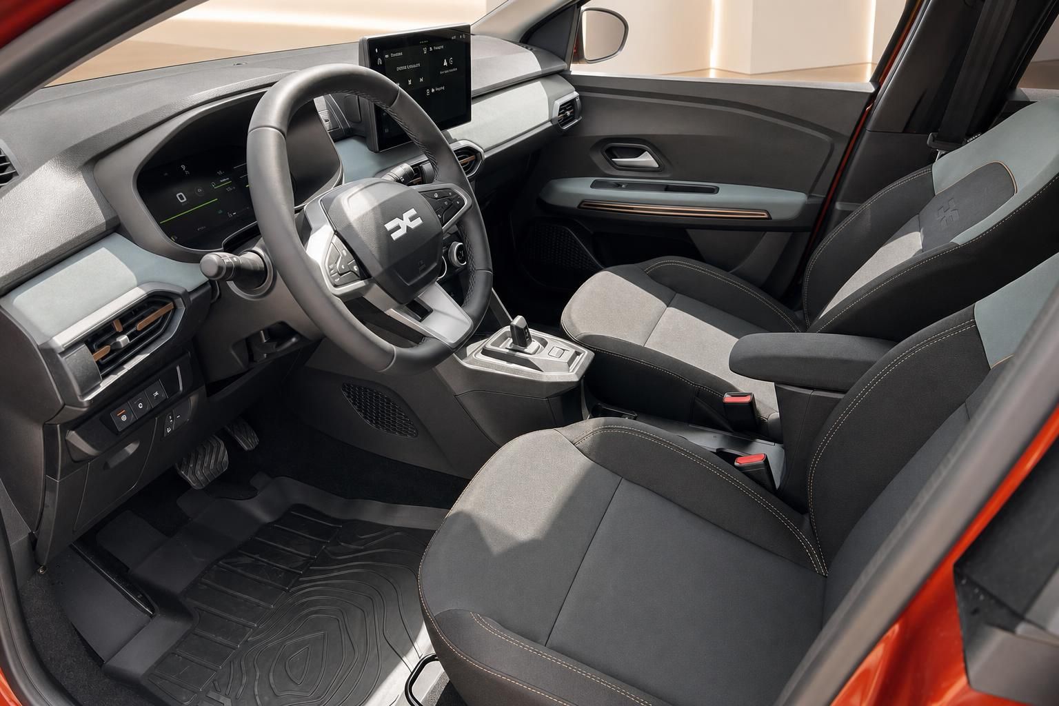 Dacia Fahrzeug Innenausstattung mit zweifarbigen Sitzen und modernem Armaturenbrett