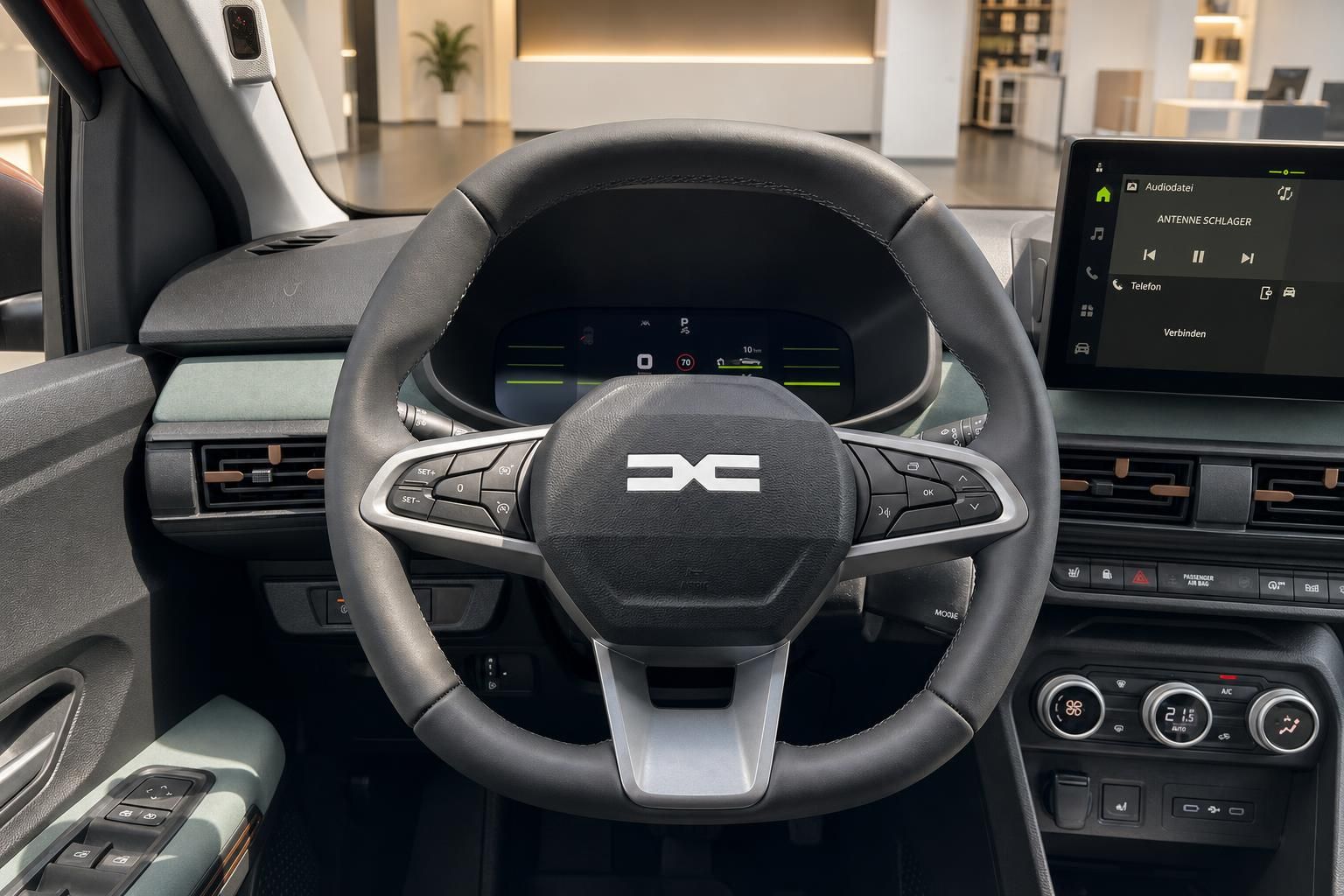 Dacia Innenraum mit digitalem Cockpit, Lenkrad und Touchscreen-Infotainmentsystem
