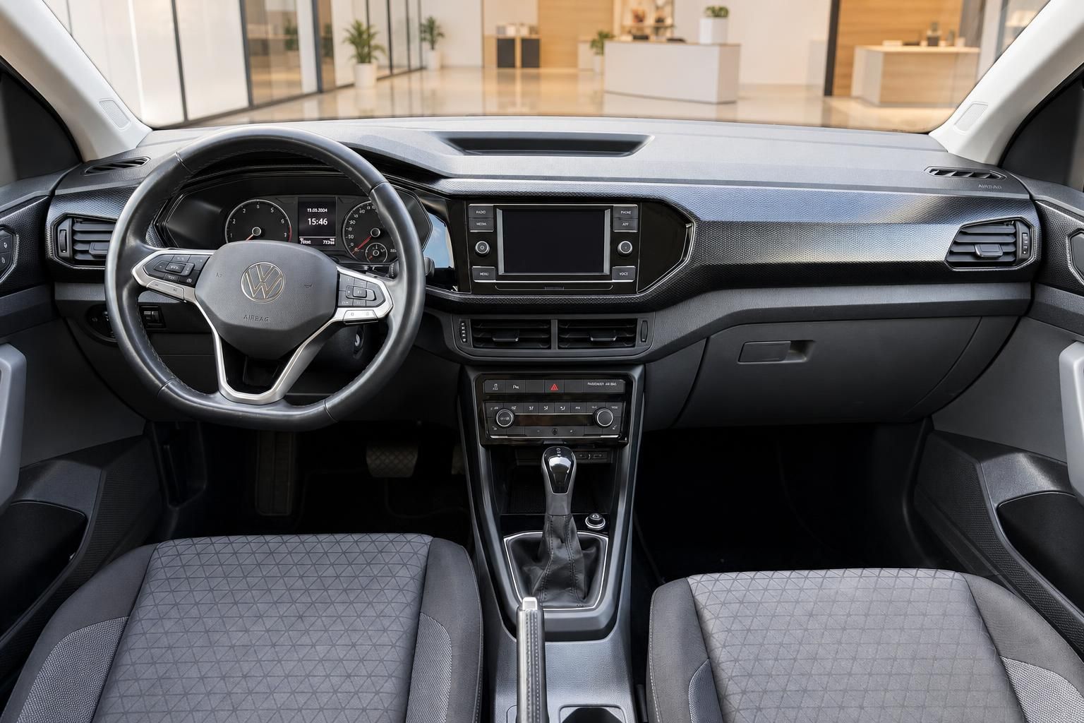 VW Cockpit mit Lenkrad, Schaltung und Sitzen im Innenraum