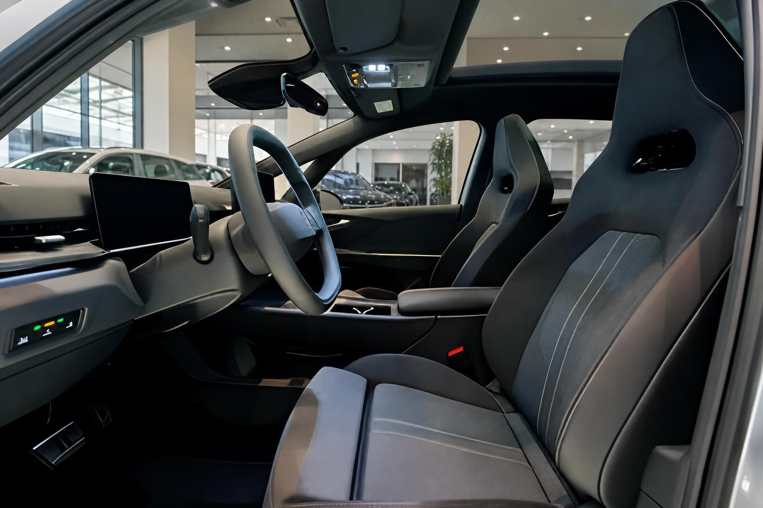 VW ID.3 Innenraum Vordersitze und Cockpit im Autohaus Showroom
