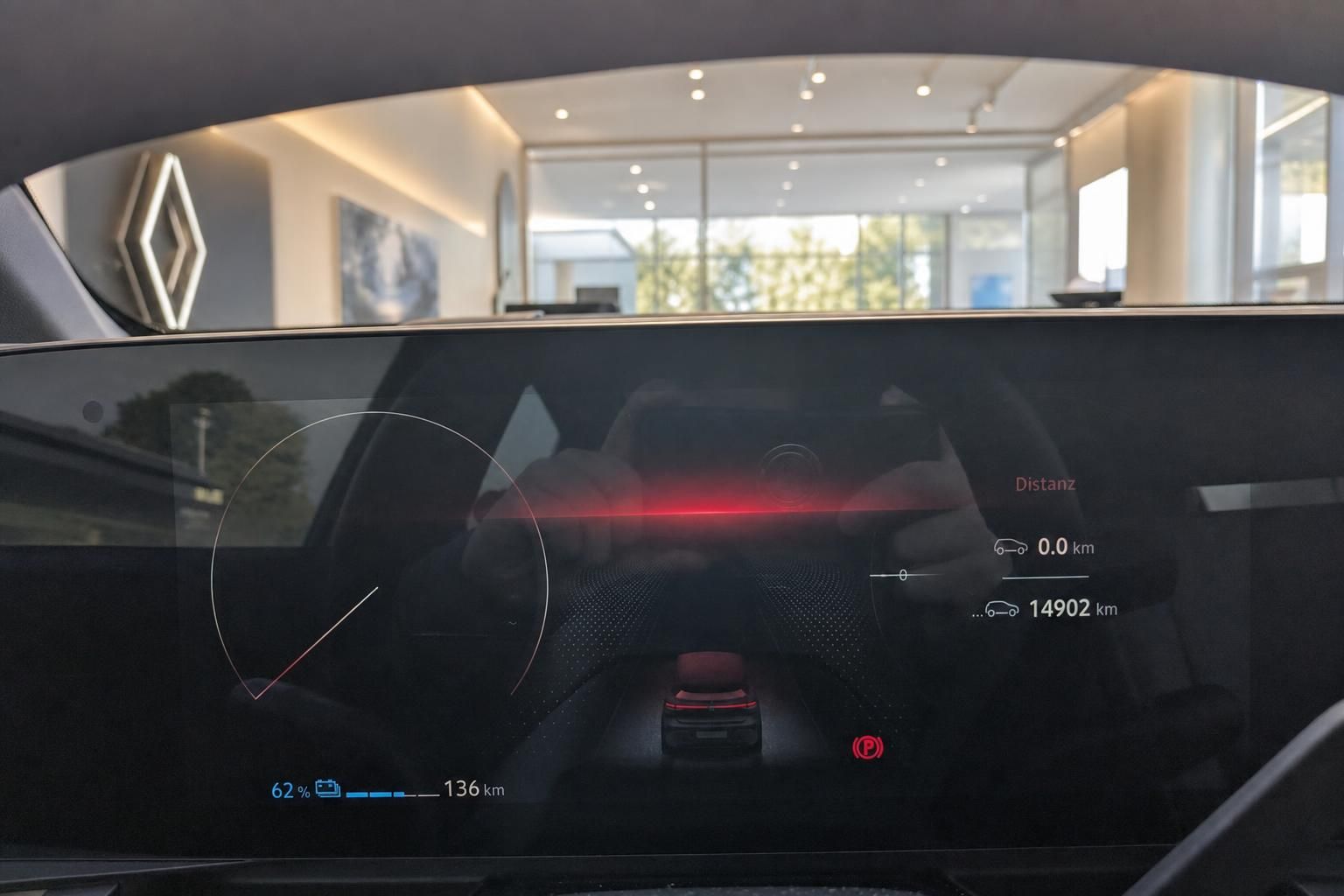 Digitales Cockpit und Armaturenbrett mit Navigationssystem und Fahrzeuginformationen